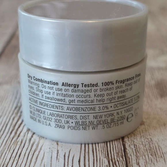 Clinique Moisturizer 0.5 oz/15 ml travel size - Picture 2 of 3